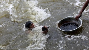 FOTO: Mencari Harta Karun di Sungai Paling Suci di India