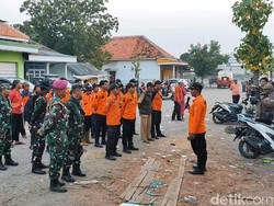 SAR Sisir Laut 4 Km Cari Korban Perahu Terbalik di Pasuruan