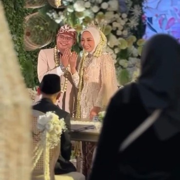 Dihadiri Gus Miftah-Ustaz Adi Hidayat, Ini 7 Foto Pernikahan Anak Dedi Mulyadi & Wabup Garut
