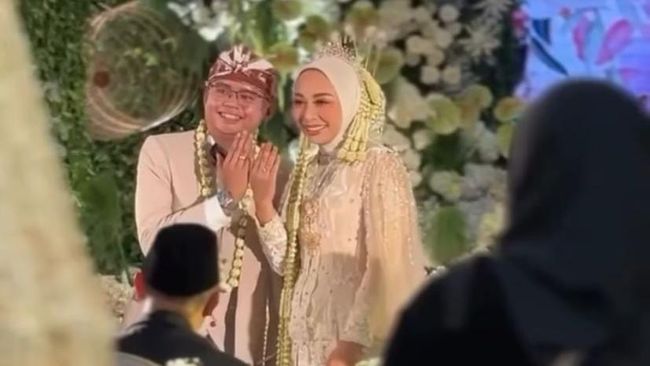 Dihadiri Gus Miftah-Ustaz Adi Hidayat, Ini 7 Foto Pernikahan Anak Dedi Mulyadi dan Wabup Garut
