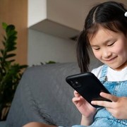 Pro Kontra Anak Memiliki Ponsel Menurut Ahli, Orangtua Wajib Tahu!