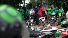 Massa Ojol Demo di DPR Serukan 6 Tuntutan