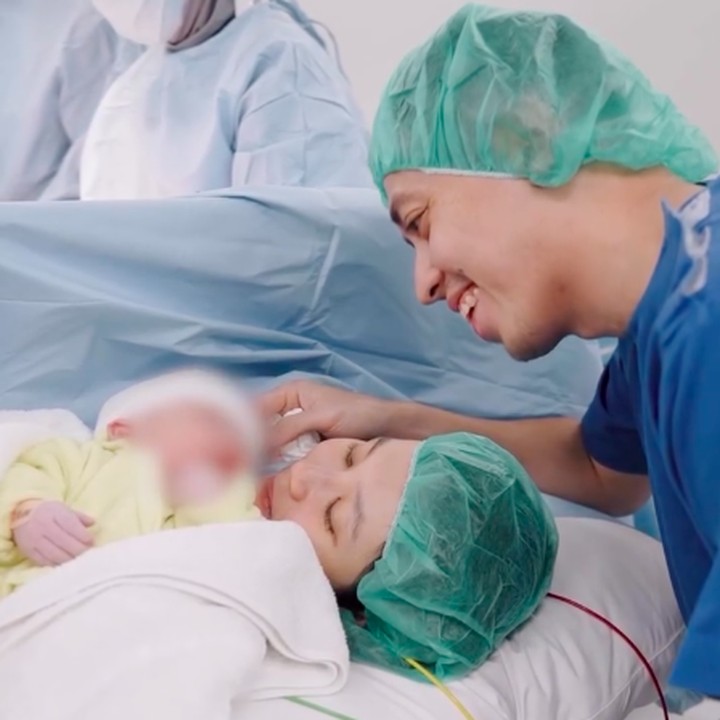 <p>Selama di ruang bersalin, Rian juga mendampingi istrinya. Raut wajah Rian langsung semringah saat pertama kali melihat putranya lahir. Rian dan Ribka memberi nama anak pertama mereka Muhammad Rayven Cavero Ardianto. "<em>Alhamdulillah</em>, telah lahir putra pertama kami MUHAMMAD RAYVEN CAVERO ARDIANTO, anak laki-laki yg terpuji dan tampan, cerdas serta bercahaya, jujur dan dapat di percaya, serta hidup dalam kehormatan dan kewibawaan," tulis keduanya. (Foto: Instagram @ribkasugiarto)</p>