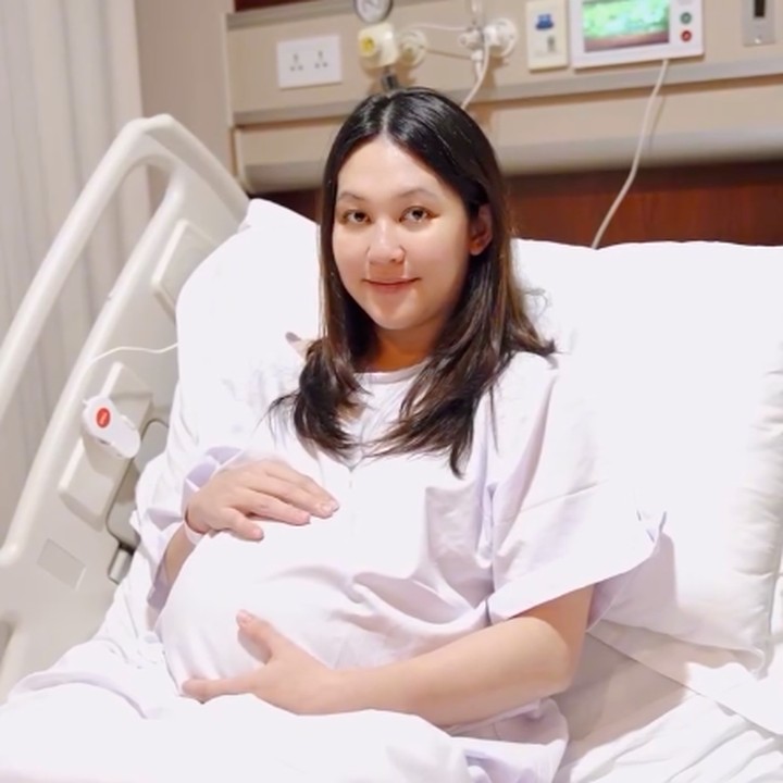 <p>Meski melahirkan adalah pengalaman pertama, tampaknya Ribka cukup rileks dalam bersiap menghadapi prosesnya. Perempuan 25 tahun ini terus menebar senyum sebelum menjalani persalinan pertamanya. (Foto: Instagram @ribkasugiarto)</p>