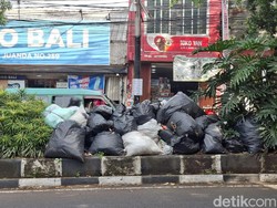 Jorok! Sampah di Pembatas Jalan Dago Bandung Lama Tak Diangkut
