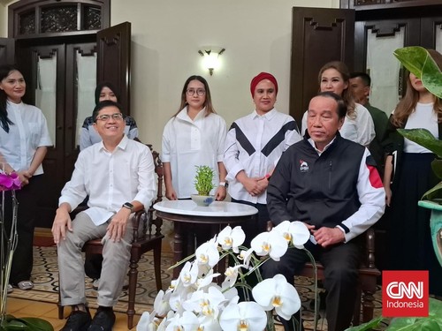 Jokowi Pamer Jaket PSI: Tunjuk Logo Gajah, Belang di Bagian Lengan