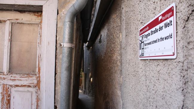 Di Reutlingen, Jerman, tersembunyi sebuah keunikan yang tak banyak diketahui: Spreuerhofstraße, jalan yang secara resmi diakui sebagai yang tersempit di dunia.
