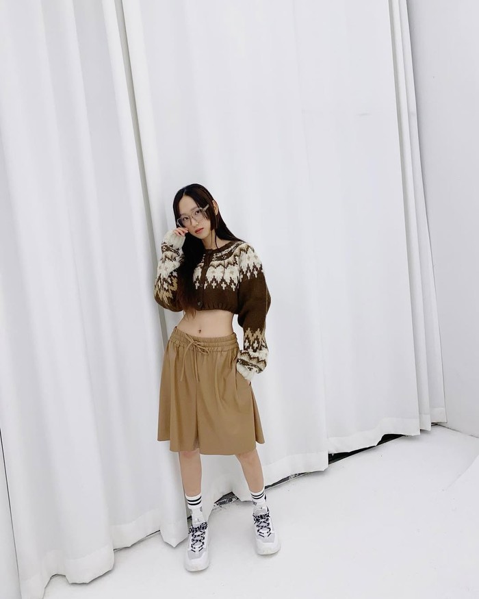 Super stylish, Ryu Hye Young tampil cute dan sporty dengan sweater crop rajut bermotif dan celana jorts katun berwarna cokelat muda dengan sneakers putih/ Foto: Instagram.com/ryuniverse328