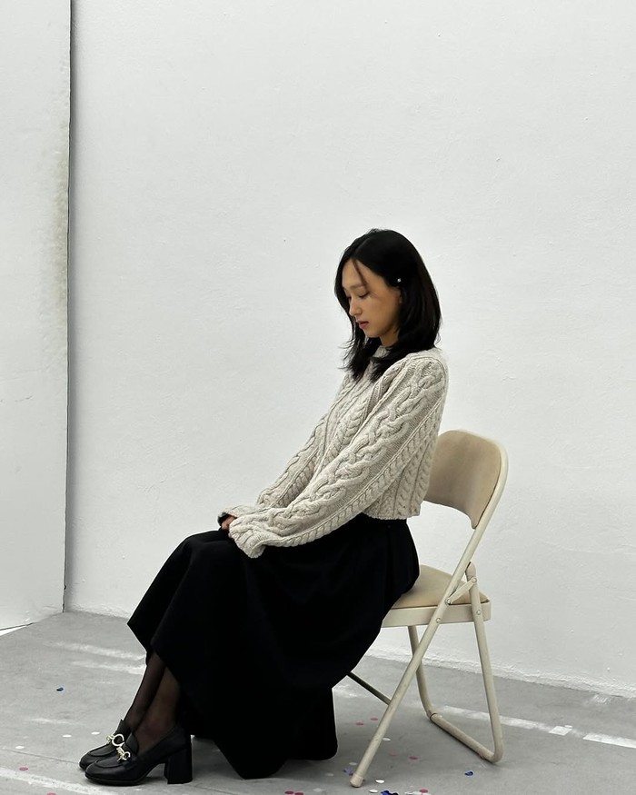 Tampil lebih anggunly, pemeran Bae Mun Jeong dalam Law and The City ini memadukan sweater rajut berwarna abu-abu muda dengan rok hitam dan sepatu heeled loafers/ Foto: Instagram.com/ryuniverse328
