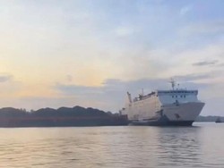 Tongkang Batubara Tabrak KM Dharma Kartika, Penumpang Berhamburan
