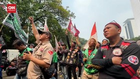 VIDEO: Ratusan Ojol URC Gelar Demo di Kawasan Monas, Tuntut Tritura