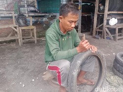 Kisah Yanto Hidup dari Ban Bekas di Parigi Pangandaran