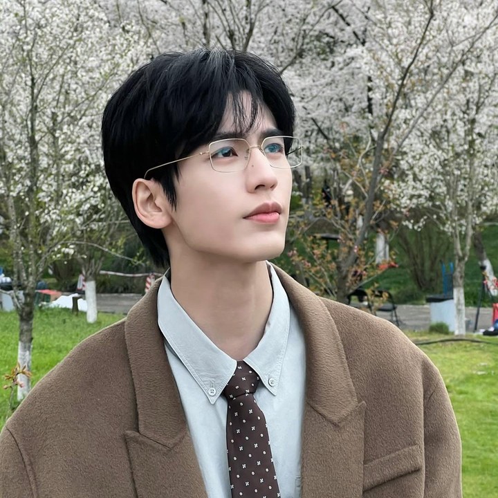 <p>Belakangan ini Zhang Ling He juga kembali menjadi perbincangan usai penampilannya muncul dalam drama terbaru <em>Our Generation</em> yang sedang tayang sejak 14 Juli 2025. Dalam drama ini, ia juga mengambil peran utama dan beradu akting dengan aktris Zhao Jinmai.&nbsp;(Foto: Instagram@zanglinghe__1230)</p>