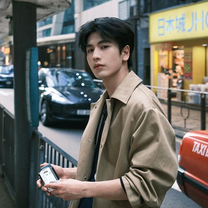<p>Bunda pencinta drama China mungkin sudah tidak asing lagi dengan aktor yang satu ini, bukan? Zhang Ling He berhasil menambah penggemar lewat aktingnya dalam berbagai drama yang telah dibintangi. (Foto: Instagram@zanglinghe__1230)</p>