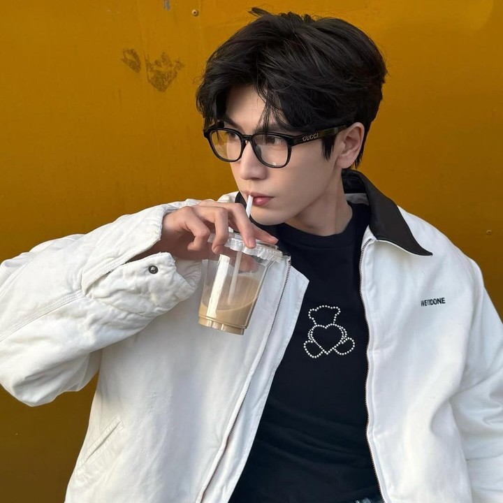 <p>Zhang Ling He diketahui memulai debutnya di dunia hiburan lewat drama <em>romance</em> berjudul <em>Miaden Holmes</em> dan juga membintangi drama remaja <em>Sparkle Love </em>sebagai pemeran utama, Bunda.&nbsp;(Foto: Instagram@zanglinghe__1230)</p>