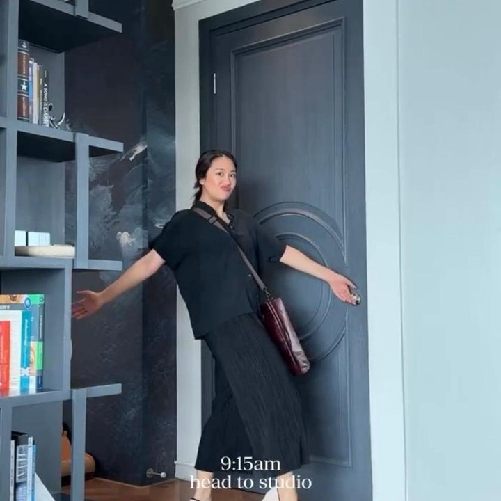 <p>Tak lama setelah itu, Sherina pun berangkat menuju ke studio musik. Di sana, ia menghabiskan waktunya untuk mengulik nada, menyusun lagu, dan berkarya. (Foto: Instagram @sherinamunaf)</p>