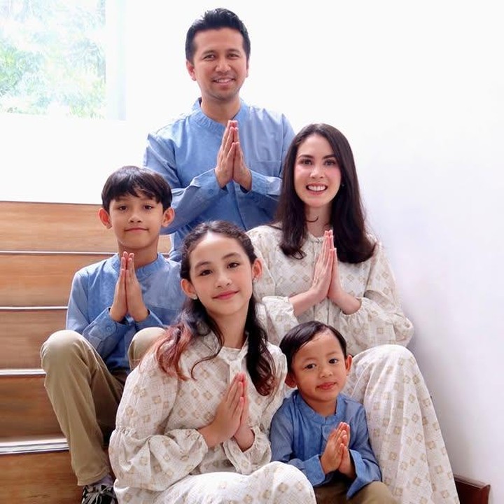 <p>Arumi Bachsin dikenal sebagai artis yang telah berkecimpung di dunia hiburan sejak usia muda dan kini aktif mendampingi sang suami, Emil Dardak, dalam kiprahnya di dunia politik. Pasangan ini menikah pada tahun 2013 dan rumah tangga mereka kerap jadi sorotan karena selalu terlihat harmonis. (Foto: Instagram @arumibachsin_94)</p>