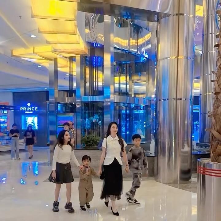 <p>Kebahagiaan pernikahan Arumi Bachsin dan Emil Dardak terasa lengkap dengan kehadiran anak-anak mereka, yaitu si sulung Lakeisha Ariestia Dardak, lahir pada 13 April 2014, disusul sang adik, Alkeinan Mahsyirputro Dardak, pada 18 November 2015, dan si bungsu Kalendra. (Foto: Instagram @arumibachsin_94)</p>