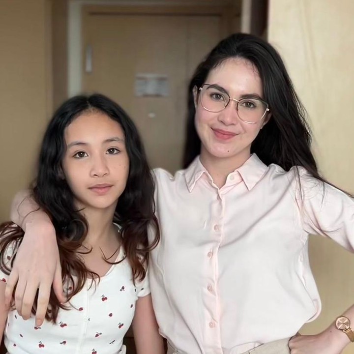 <p>Putri sulung Arumi, Keisha semakin sering tampil bersama sang Bunda di berbagai kesempatan. Momen kebersamaan mereka pun kerap dibagikan Arumi lewat akun Instagram pribadinya. Keisha kini diketahui sudah ABG dan jadi murid kelas 6 SD. (Foto: Instagram @arumibachsin_94)</p>
