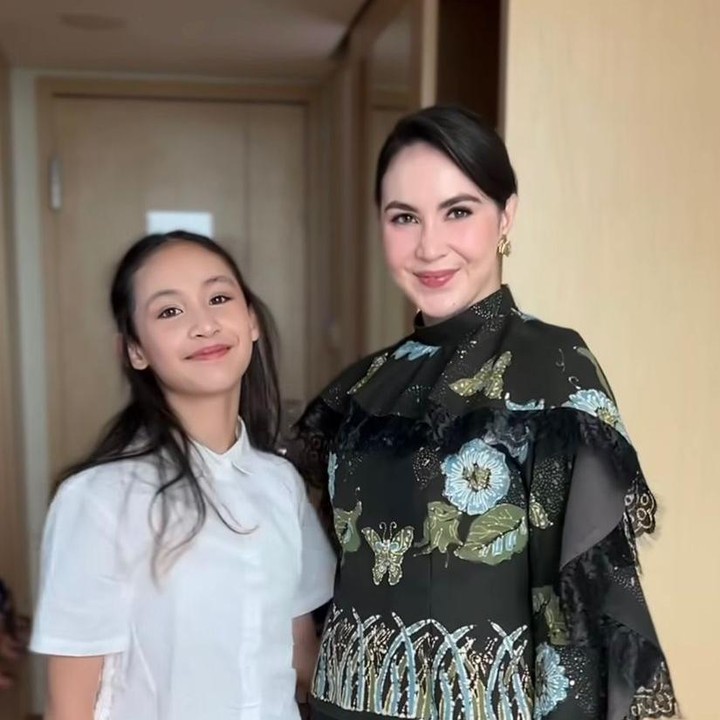 <p>Dalam salah satu momen, Keisha tampak ikut menemani Arumi yang menjadi juri lomba fashion show. "Hari ini ditemenin Lakeisha jadi juri Lomba Fashion Show Batik Evening Gown di Bojonegoro Wastra Batik Festival 2025," tulisnya di Instagram, Kamis (19/06/2025). (Foto: Instagram @arumibachsin_94)</p>