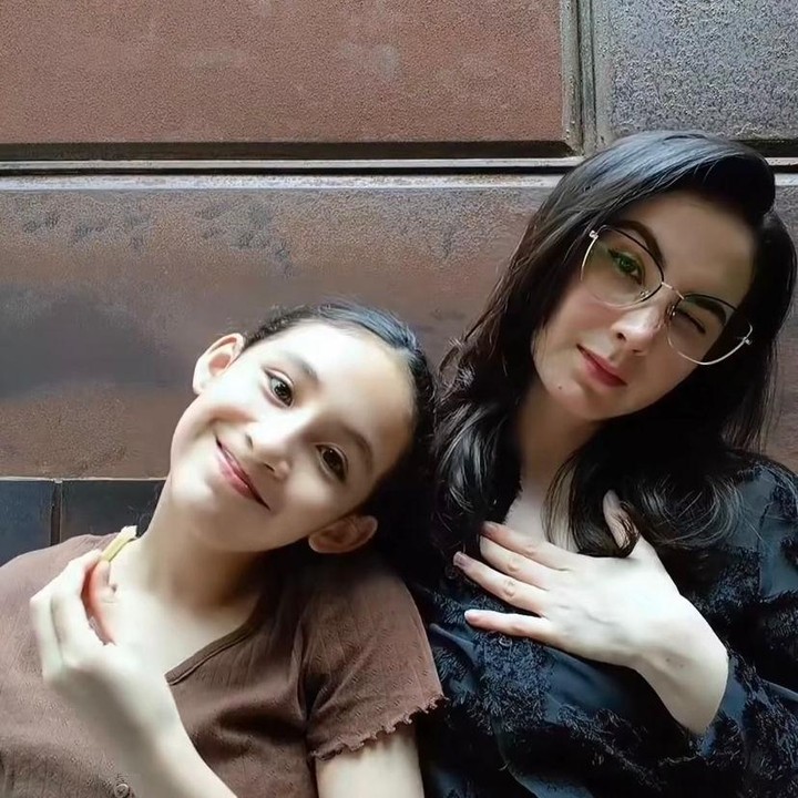 <p>Enggak berhenti di situ, momen kebersamaan Bunda dan anak ini saat akhir pekan juga sukses bikin warganet gemas. Lakesihan pun tampak seperti kembaran sang Bunda lantaran wajahnya begitu mirip seperti dalam foto ini. "Malmingnya sama anak wedok yang udah beranjak ABG," tulis Arumi Bachsin. (Foto: Instagram @arumibachsin_94)</p>