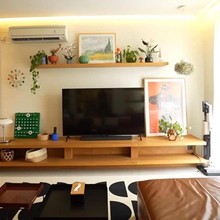 <p>Bukan untuk numpang lewat, Andre dibuat kagum dengan <em>interior</em> rumah Aghniny yang super <em>clean</em> dan kece abis. Dalam potret ruang TV-nya, terlihat area santai favorit Aghniny yang simpel tapi tetap nyaman. "Kebetulan aku lihat inspirasinya dari Pinterest," ujar Aghniny, mengutip dari Youtube <em>Taulany TV</em>, Jumat (18/07/2025). (Foto: Youtube @taulany_tv)</p>