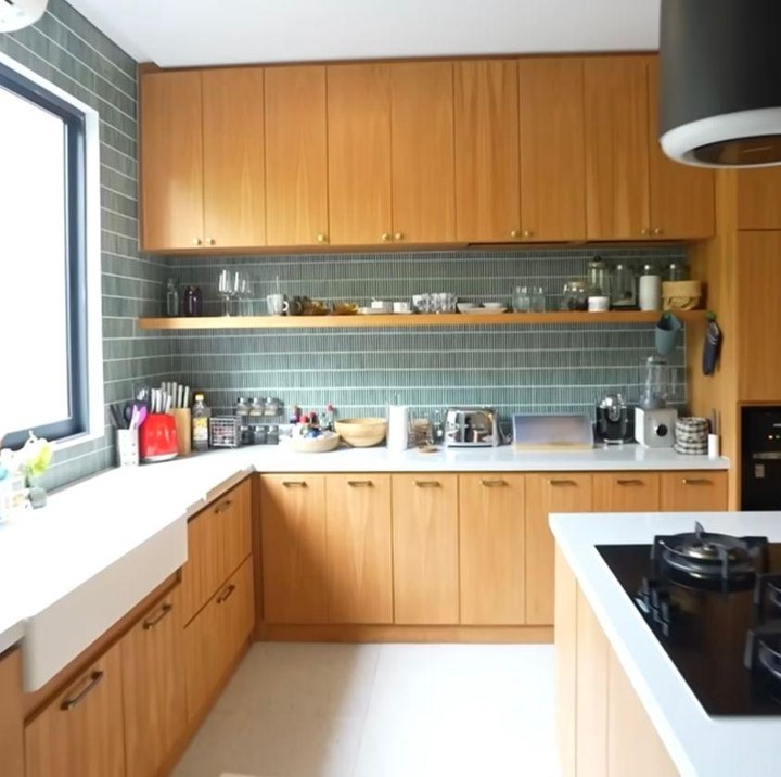 <p>Terlihat juga dari dapurnya yang modern dan tertata rapi. Aghniny menggunakan <em>island table</em> agar bisa tetap seru-seruan sambil masak dan ngobrol bareng tamu yang datang. "Ini aku pakai <em>island</em> <em>table</em> gitu, jadi nanti kalau masak bisa sambil <em>entertaining</em>," kata Aghniny. (Foto: Youtube @taulany_tv)</p>