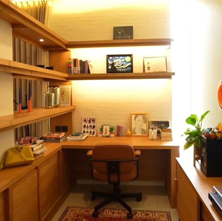 <p>Ruang kerja Aghniny terlihat cantik sekali, ya! Walaupun tanpa dekorasi berlebihan, penataan cahaya dan furniturnya bikin ruangan ini tetap nyaman dan produktif. "Ini enggak pakai desain lampu, jadi aku mainnya spot-spot aja. Ini juga aku yang desain," jelas Aghniny. (Foto: Youtube @taulany_tv)</p>