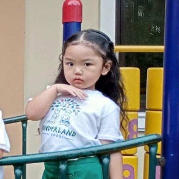 <p>Kini, Xarena sudah berusia 3 tahun dan semakin mencuri perhatian warganet karena gayanya. Belum lama ini, Siti Badriah membagikan momen spesial saat sang putri menjalani hari pertamanya di sekolah. "Hari pertama sekolah.. SIAPA NIH DIVA?" tulis Siti melalui unggahan Instagramnya, Selasa (15/07/2025). (Foto: Instagram @sitibadriahh)</p>