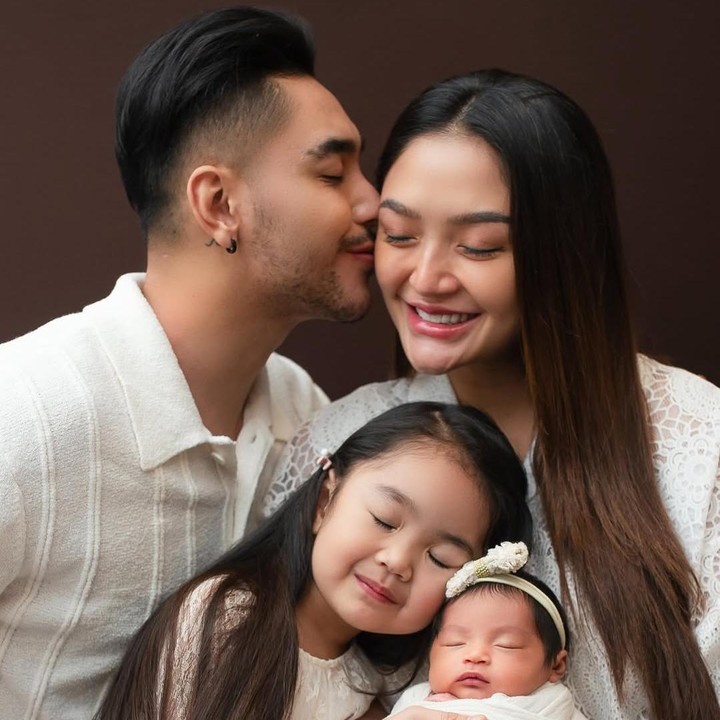 <p>Momen kebersamaan Siti Badriah, Krisjiana, dan kedua putrinya selalu sukses bikin hati meleleh. Kehangatan keluarga kecil ini tampak jelas dari senyuman dan cinta mereka. (Foto: Instagram @sitibadriahh)</p>