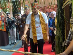 Hangat Upacara Adat Dayak Menyambut Kajati Kalteng yang Baru