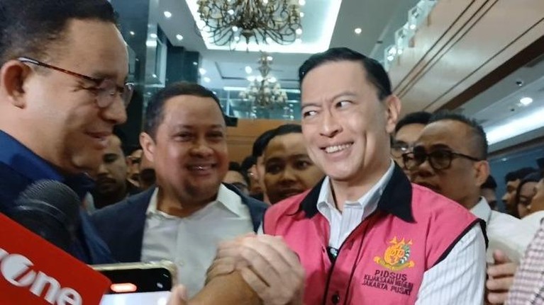 Anies Baswedan memberi dukungan ke Tom Lembong usai divonis 4,5 tahun penjara di kasus korupsi impor gula. (Mulia Budi/detikcom) Anies Baswedan memberi dukungan ke Tom Lembong usai divonis 4,5 tahun penjara di kasus korupsi impor gula. (Mulia Budi/detikcom)