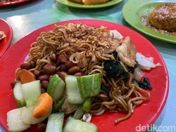 Bakmi Baskom: Bihun Goreng Bumbu Kacang yang Pedas Menyengat ala Mak Atun