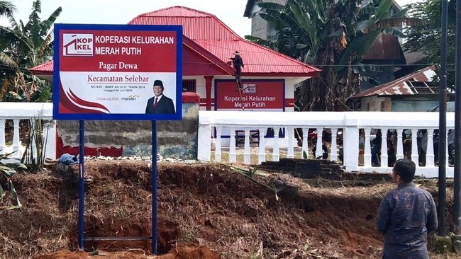 Bank Mandiri Komitmen Perkuat Ekonomi Desa Lewat Koperasi Merah Putih Bank Mandiri berkomitmen mendukung ekonomi kerakyatan melalui Koperasi Desa Merah Putih dengan menyedian pelatihan dan digitalisasi untuk 80.000 koperasi di RI.
