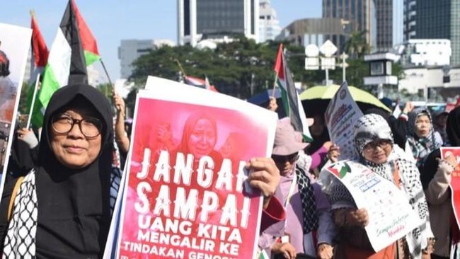 Gerakan Perempuan di Jakarta Serukan Boikot Produk Terafiliasi Israel Perempuan dari berbagai komunitas menggelar aksi 'One Million Women for Gaza' di Jakarta, kampanye boikot produk pro-Israel dan dukung produk halal lokal.