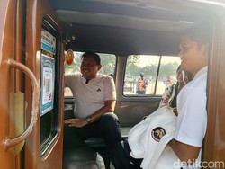 Saat ASN di Sumedang Pergi Ngantor Pakai Angkot