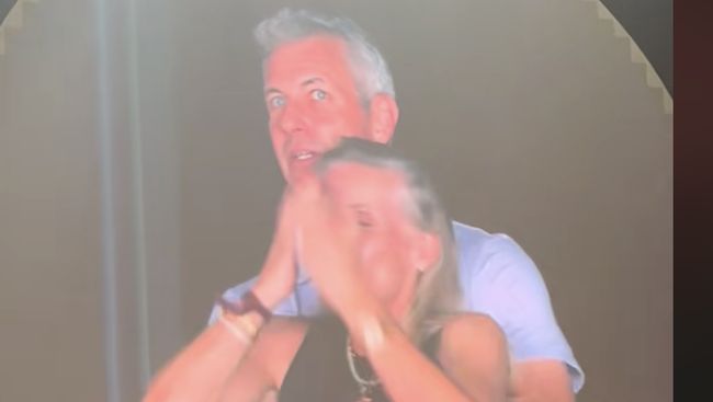 Istri CEO Astronomer Andy Byron memilih langsung menghapus nama suaminya dari akun media sosial setelah Byron ke-gap selingkuh di konser Coldplay.
