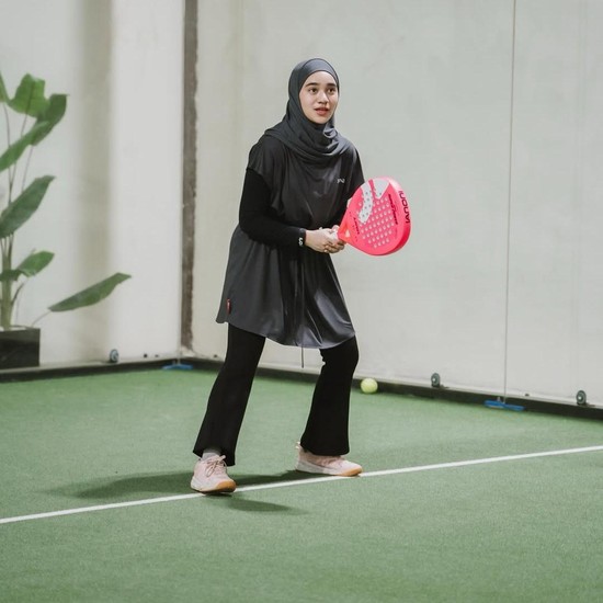 Get The Look: Inspirasi Outfit Olahraga Padel untuk Muslimah ala Nabila Taqiyyah