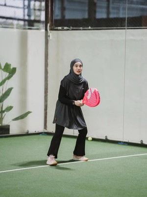 Get The Look: Inspirasi Outfit Olahraga Padel untuk Muslimah ala Nabila Taqiyyah