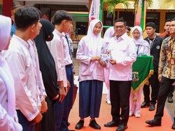 Andra Soni Serahkan Rekening ke Siswa SMA/SMK Swasta Gratis di Banten