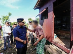 Gubernur Sulsel Beri Bantuan Bedah Rumah untuk Warga Kurang Mampu di Barru