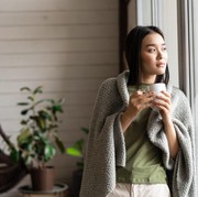 3 Zodiak yang Paling Jago Menyimpan Masalah Sendiri