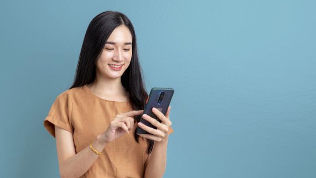7 Tanda Orang Cerdas Dilihat dari Caranya Menggunakan Handphone