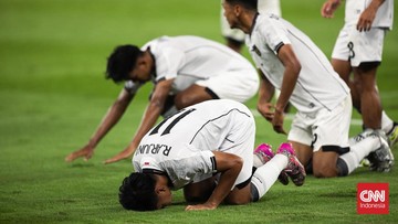 Liputan Olahraga CNN Sport : FOTO: Timnas Indonesia U-23 Hajar Filipina Berkat Lemparan Robi Darwis