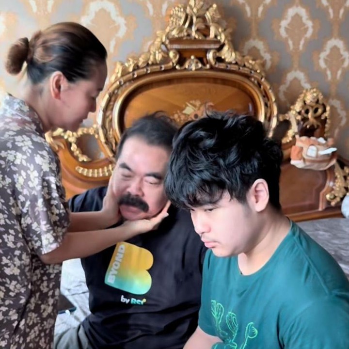 <p>Pada unggahan momen tersebut, Inul dan sang putra memberikan kejutan dengan membawa kue ulang tahun yang dilengkapi dengan lilin. Keduanya pun kompak menyanyikan lagu <em>Happy Birthday</em>.&nbsp;&nbsp;(Foto: Instagram @inul.d)</p>
