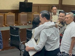 Tom Lembong Langsung Peluk Istri Usai Divonis 4,5 Tahun Penjara