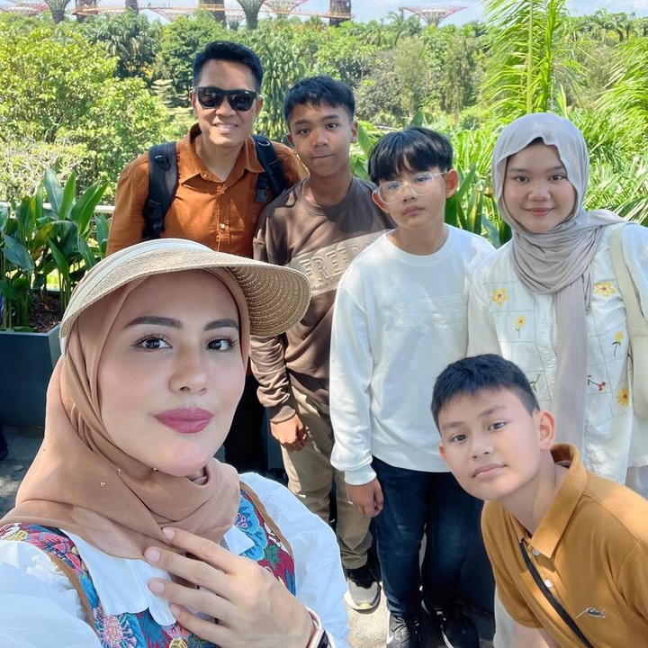 <p>Kebanyakan artis Indonesia mengajak anak-anak bepergian ke luar negeri untuk mengisi waktu liburan sekolah. Salah satunya adalah Juliana Moechtar dan sang suami TNI, Nur Wahyudi. (Foto: Instagram@julianamoechtar)</p>