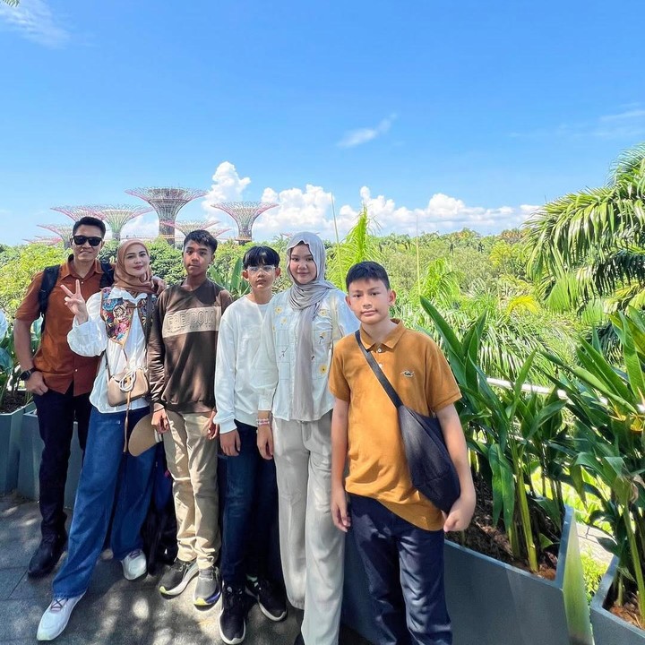 <p>Keluarga artis yang satu ini tampaknya tak bisa menyembunyikan kebahagiaan mereka saat liburan bersama. Bahkan, melalui <em>caption postingan</em> tersebut, Juliana menuliskan pesan menyentuh tentang keluarga. &ldquo;Kamu tidak bisa memilih di keluarga seperti apa kamu dilahirkan, tapi kamu bisa memilih keluarga seperti apa yang akan kamu bentuk,&rdquo; tulis Juliana.&nbsp;(Foto: Instagram@julianamoechtar)</p>