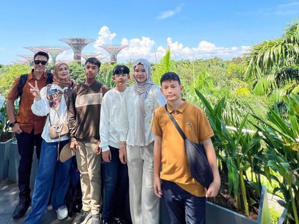 5 Potret Juliana Moechtar dan Suami TNI Liburan, Kompak Bareng Anak-anak Sambung
