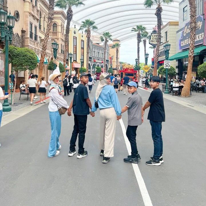 <p>Mengisi minggu terakhir libur sekolah, Juliana mengajak keempat anaknya liburan ke Singapura. Momen itu dibagikan langsung olehnya melalui beberapa foto yang diunggah di akun Instagram pribadi.&nbsp;(Foto: Instagram@julianamoechtar)</p>